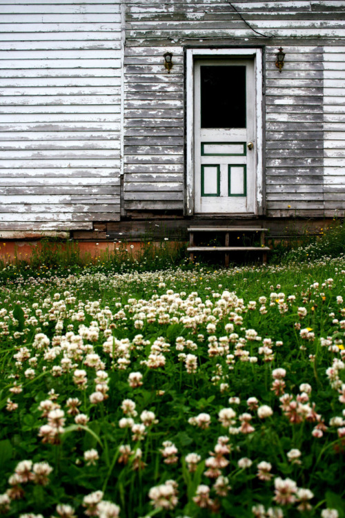 quienesesachica: archatlas: Abandoned Nova Scotia Madden Vallis Photography  *packs her ba