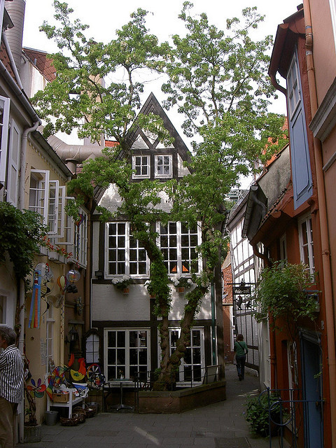Street scene in the historic district of Bremen, Germany (by rs-foto).