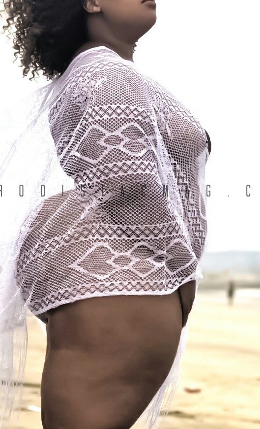 k3ma7:  Thick beauty