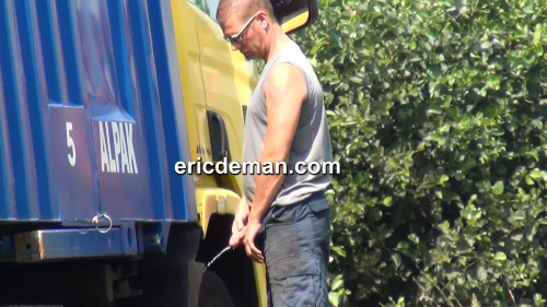 edemansmalesportsblog:  it’s summertime at the bushes ! and at ericdeman.com ! preview stills part one so much HOT truckers and others I caught pissing, like here you see young footballers (I show you one of them )  ALL my own my videos in FULL HD :