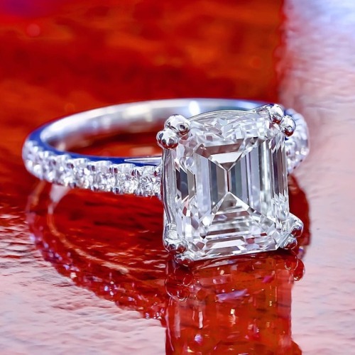 Beautiful emerald-cut diamond ring with clean and sharp lines, with HRD certificate stating 3.90 car