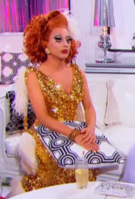 theofficialcunt: molestialseasonings:  Why does Bianca ALWAYS sit with a pillow?        She said in an interview awhile back that she sat with a pillow to prevent herself from strangling the other queens 😂 