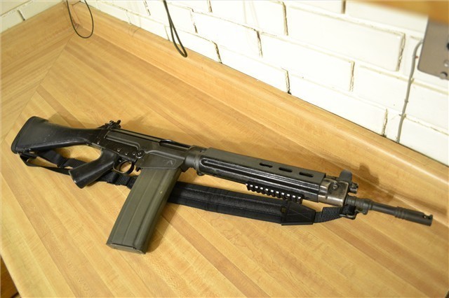 gunrunnerhell:  DSA SA58 Carbine An 18” barreled version with a rather uncommon
