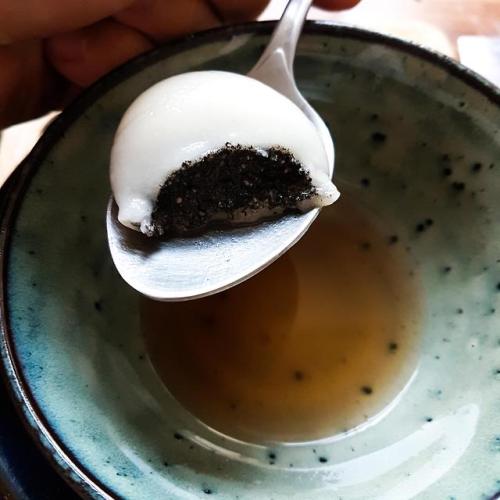 [Homemade] Tang Yuan - Rice balls filled with sweet black sesame paste. Served in ginger soup.Guide 