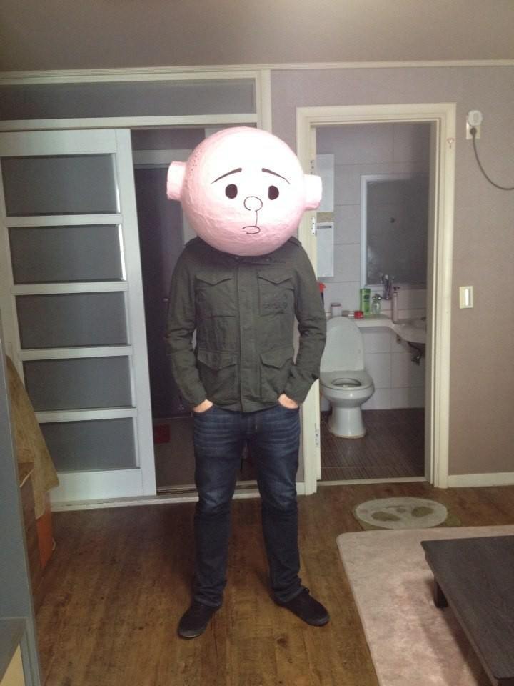 icavein:  mrchompers:  Guy goes as Karl Pilkington for Halloween I’m upset I didn’t