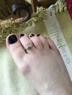 where-the-toes-are:  myprettyfootsies:  Got some jewelry 😊💁🏼   EllieWhere the TOES are.