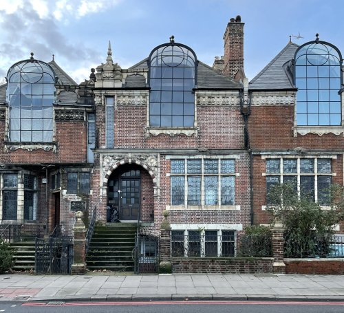 jeroenapers:  De bijzondere studios achter de dakkapellen van St Paul’s Studios op het Londense Talgarth Road, een ontwerp uit 1891 van Frederick Wheeler. 