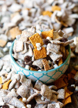 fullcravings:  S’mores Muddy Buddies  Need this!