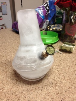ice-bong:  xkidbran:  …..what…..  frosted bong