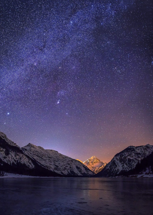 coiour-my-world:Night Glitter ~ Lake Plansee Tirol Austria ~ Michael Boehmlaender