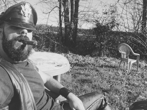 leather-big-wolf:  Come on over here and sit on Daddy’s lap! hausmeingott@gmail.com