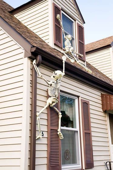 sixpenceee:  Climbing skeletons make one creepy halloween decoration!