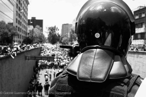 Escenas de protesta ciudadana y reprensión policiaca en las ciudades de México y Oaxac