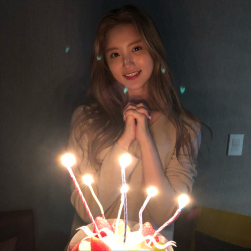 fyeah-jeonghwa:  [instagram] jin__hw  생일 축하한다 우리 정냥이. 오래 오래 함께 가자 ❤️