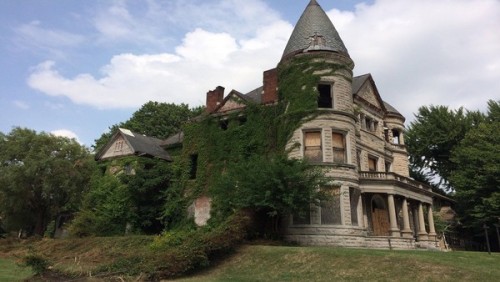 hauntedhousehunting: secret–gardens: Abandoned home in Kentucky, sold for $1 This building has