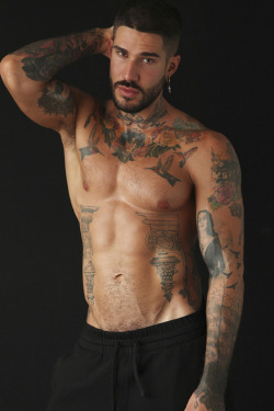 3leapfrogs20:  daddybear848:  Fabian Domenech via /r/hotguyswithtattoos http://ift.tt/2aZqv3F   ::|:: •=• •=• •=•www.3leapfrogs20.tumblr.com 