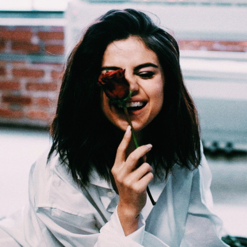 ✽ pack selena gomez• headers aren’t mine.like or reblog if you use/save.credits to @waslarries on tw