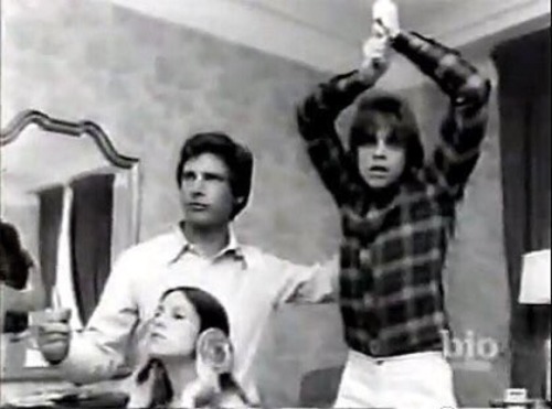han-whos-scruffy-looking:There’s so much going on in this photo • Carrie is holding bread