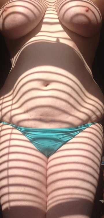 killerkurves:  finallyunfurling:  Sun and blinds. 