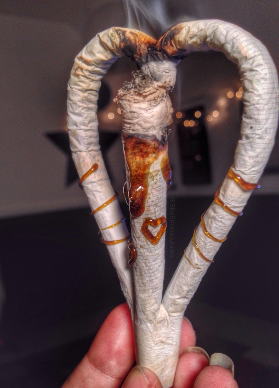 shesmokesjoints:  Someone asked me to post the pictures of my heart joint as one,