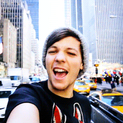 lovefatesoulmates:Favorite Louis Things → His scrunchy face