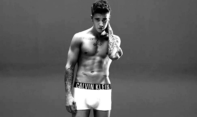 dominicanblackboy:  A hot celeb moment wit Justin Bieber new naked look!😍