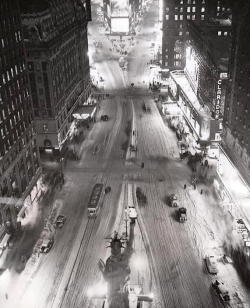 luzfosca:  Photographer Unknown Times Square