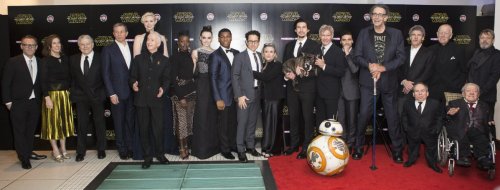 deadmomjokes:random-cuz-awesome:agnt-romanov:Ok we need to talk about this amazing cast photo:-Peter