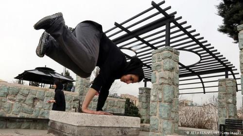 jessroz: farsizaban: Iranian girls do parkour in Tehran i really really love seeing things like this