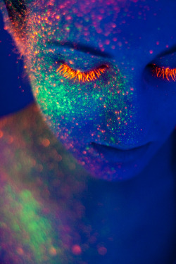 asylum-art:  Into the Space  by Lisa Stroeher  ” Into the Space, a wonderful example of how to do [blacklight photography] right. This piece is supernatural and intriguing…looking at it for any length of time will make you feel like you’re on