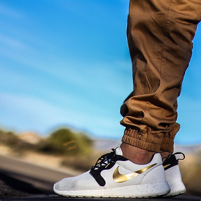 nike roshe run gold trophy