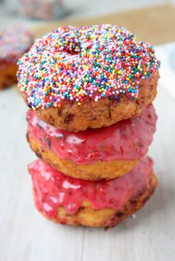 foodffs:  Raspberry Cake Doughnuts with Raspberry