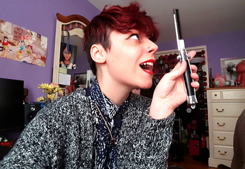 cheekywithcullen:got a switchblade comb &amp; decided it was the perfect opportunity to make a fool 