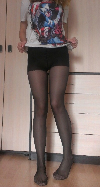 meemma4u:  ha ha thk tghts n micro skirt :-) do mine no panties haha x