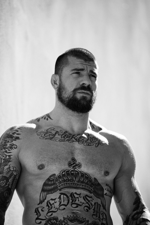accidentalbear:  (via Antonio Ledesma, A Mountain of Man Photographed by Joan Crisol) 