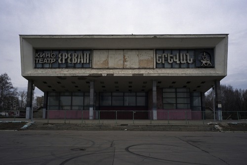 architectureofdoom: fishstickmonkey:  Sergey Nivikov (via Cinema paradiso: a photographer’s ode to Russia’s dying movie theatres - Calvert Journal)   Yerevan Cinema, Moscow 