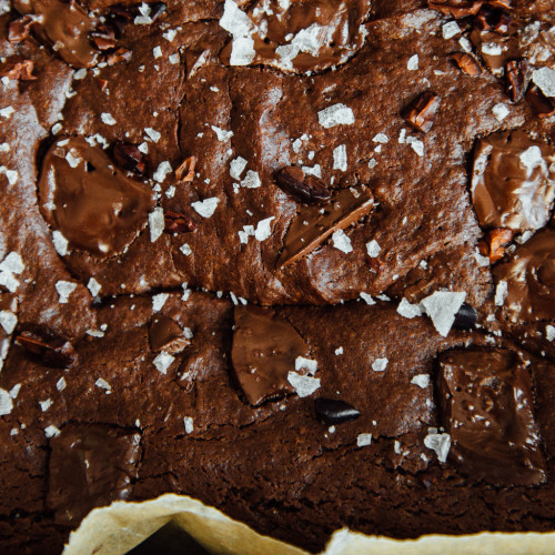 sweetoothgirl:    CHOCOLATE-STUDDED COCONUT OIL BROWNIES   
