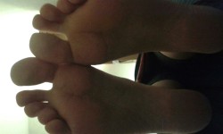 wvfootfetish:  addicted-to-feet:  Let me know if you like my girlfriend’s feet :-)  Look nice from here     