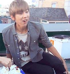 leechanhee:  didn’t anyone ever tell you not to talk with your mouth full ¬_¬ 