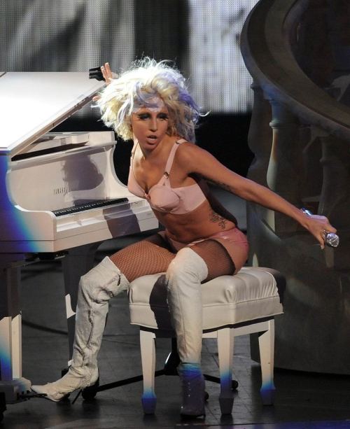 somedayinjakarta:  behindtheburqa:  LADY GAGA - VMA’S 2009, REHEARSALS & PERFORMANCE  Me on Monday, me on Friday 