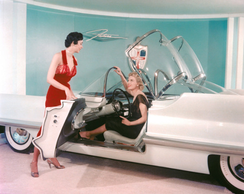 midcenturymodernfreak:To the…..Batmobile?The 1955 Lincoln Futura was a concept car designed by the L