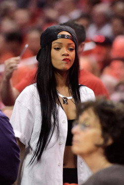 dollahr:  chanel-oh-la-la:  rihannalb:  Rihanna at a basketball game in Los Angeles.  fashion, luxury, celebs  fashion blog who follows back