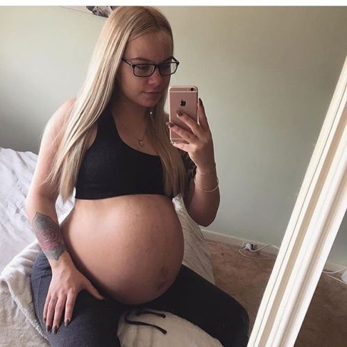 thefertilevalley: This cute and beautiful blonde mommie-to-be does know how to show off her sexy pre