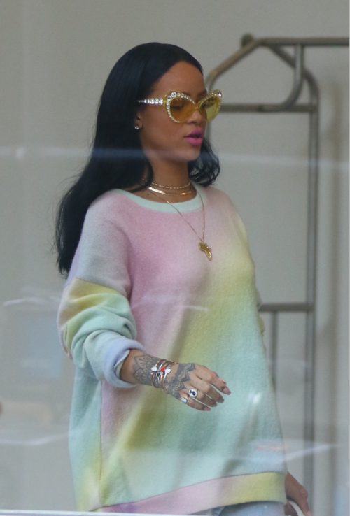 rihennalately:Rihanna leaving her Apartment in NYC (Mar. 27)