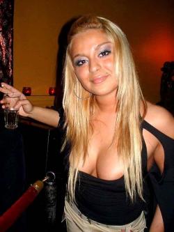 More nip slips and pussy slips pics at http://pussyslip.tumblr.com/