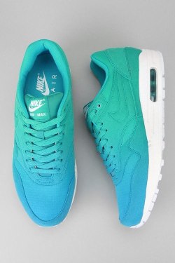 DreamFashion: