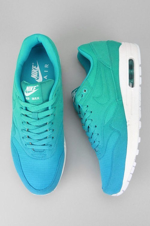 DreamFashion: