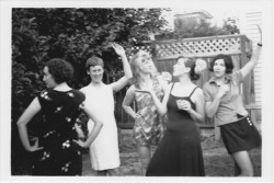 srhuesos:Photograph of a Salsa Party at singer/songrwriter Lois Maffeo’s house in 1996. Carrie Brownstein of Sleater-Kinney is first at the right. It was taken by Gail O’Hara, founder of influential fanzine chickfactor; she talks about the picture