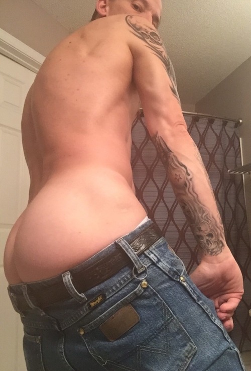 newtoscia:MMMMM I love a man that is just waiting for some fun :)