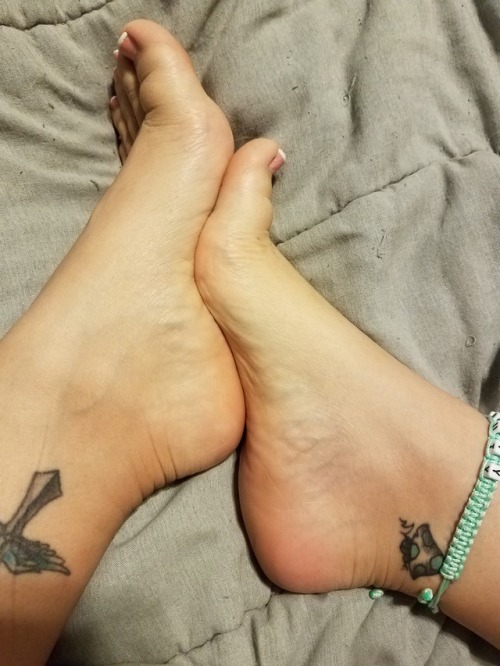 littlefetishfeet: I kno you would love to spoil these curves